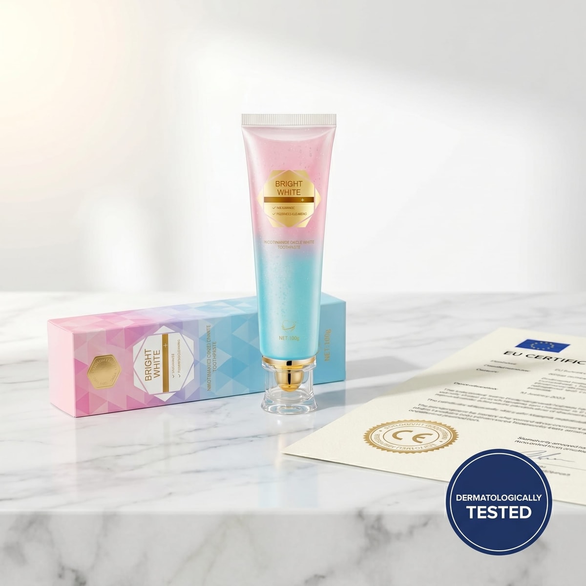 Bright White pastă de dinți cu niacinamidă lângă certificat EU Cosmetic Regulation 1223/2009 și sigiliu Dermatologically Tested — produs certificat european pe blond de marmură